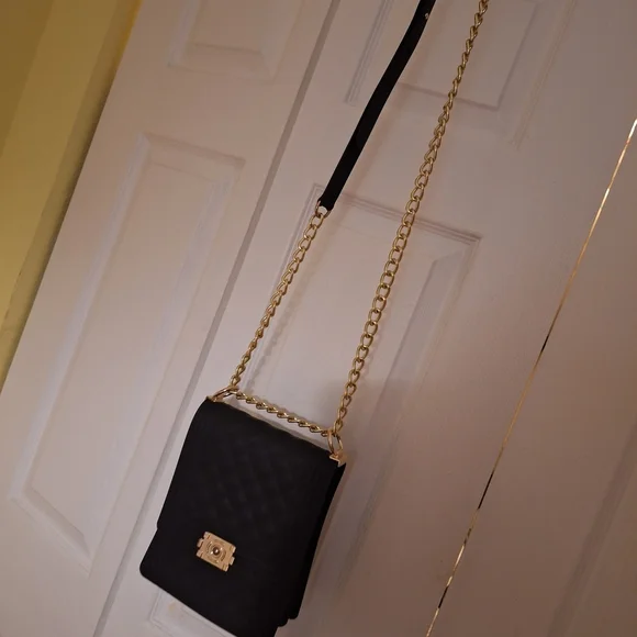 Elegant Black Quilted Chain Bag - Picture 12 of 16